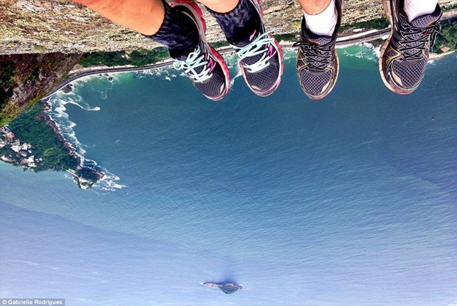 Hàng nghìn người đã đổ về núi Pedra da Gavea ở Rio de Janeiro, Brazil - địa  điểm chụp selfie nguy hiểm bậc nhất thế giới - để chụp những bức ảnh dựng tóc gáy từ độ cao chóng mặt như Gabrielle Rodrigues và bạn trai cô.