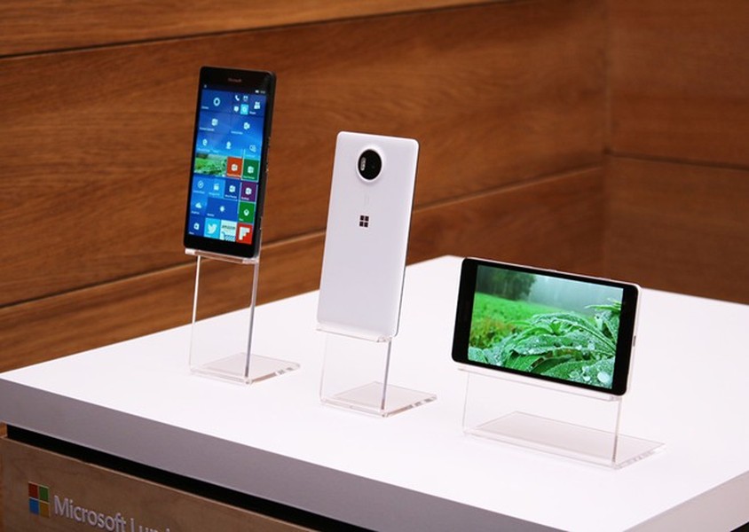  Lumia 950 và Lumia 950 XL. Lumia 950 và 950 XL vẫn chưa tạo được luồng gió mới ở phân khúc cao cấp. Doanh số thấp cộng với sự xuất hiện của nhiều đối thủ đến từ Samsung, LG, Sony và Apple khiến các đại lý điều chỉnh lại gía bán của bộ đôi này. Hiện tại, Lumia 950 XL được bán ở mức 13,99 triệu đồng, thấp hơn 2 triệu so với giá trước đây. Lumia 950 hiện đang ở mức 9,99 triệu đồng, có nơi giảm sâu xuống còn 8,9 triệu đồng, thấp hơn 5 triệu đồng so với lúc mới về Việt Nam.