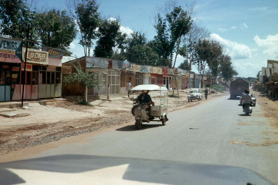 Dãy quán bar trên một con đường ở thị xã Biên Hòa,  miền Nam năm 1965.