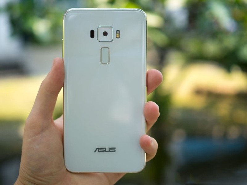 "Asus Zenfone 3 looks and feels twice its price" (tạm dịch là Asus Zenfone 3 có kiểu dáng và trải nghiệm tốt gấp đôi mức giá của nó) - Engaget đặt tiêu đề cho bài viết giới thiệu sản phẩm này. Trong khuôn khổ sự kiện riêng trước thềm triển lãm Computex (Đài Loan), Asus vừa giới thiệu bộ 3 smartphone mới mang tên Zenfone 3, Zenfone 3 Deluxe và Zenfone 3 Ultra.