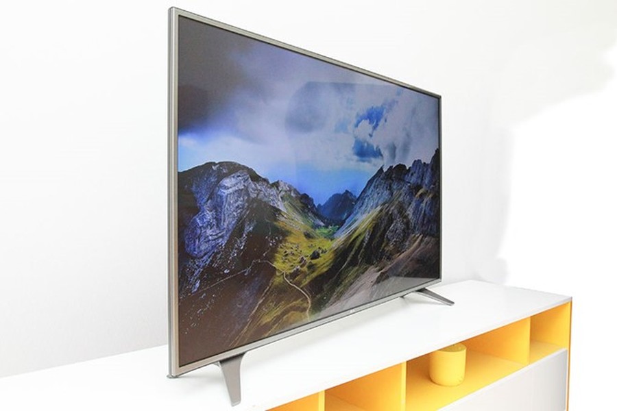  LG Smart TV 55UH650T (27 triệu đồng). Không chỉ sở hữu màn hình rộng 55 inch, độ phân giải Ultra HD với công nghệ HDR mang đến trải nghiệm xem bóng đá sống động, mẫu TV này còn thu hút nhờ thiết kế viền kim loại siêu mỏng. Người dùng có thể bày nó như một món đồ trang trí trong nhà.