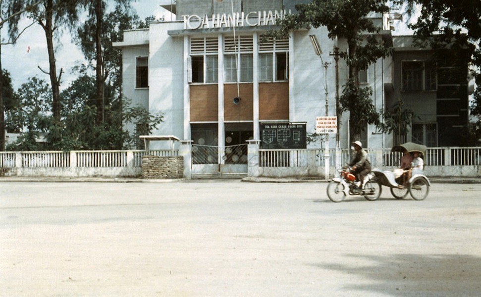 Tòa hành chính  Cần Thơ trước 1975. Hình ảnh nằm trong loạt ảnh về Cần Thơ do tác giả James M. Kraft thực hiện từ năm 1966 - 1972.