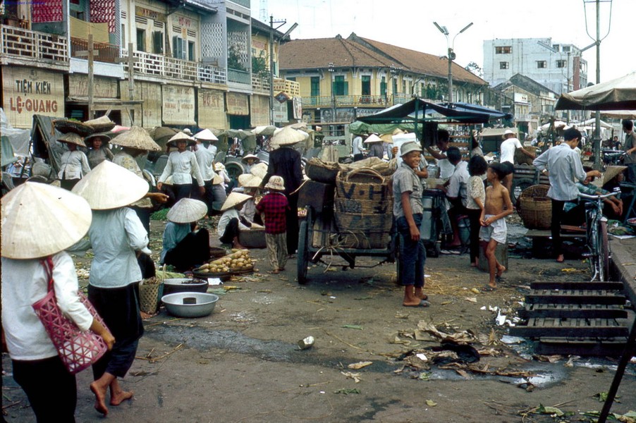 Khu chợ trên bến Ninh Kiều ở Cần Thơ. Hình ảnh nằm trong loạt ảnh  miền Nam Việt Nam năm 1968 - 1969 của cựu binh Mỹ W.Ruzin.