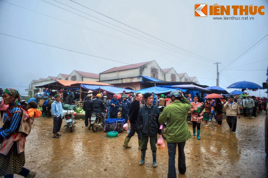 Diễn ra ở trung tâm xã Sín Chéng, huyện Si Ma Cai, tỉnh Lào Cai,  chợ phiên Sín Chéng là một phiên chợ vẫn còn lưu giữ được hầu hết những giá trị văn hoá đậm tính bản sắc của nhiều dân tộc trong vùng.