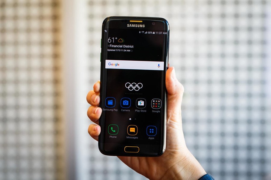 Khi công bố chiếc  Galaxy S7 edge bản Olympic, Samsung cho biết họ sẽ tặng mỗi vận động viên tham dự thế vận hội một chiếc máy này, đồng thời bán ra hạn chế ở một số thị trường.