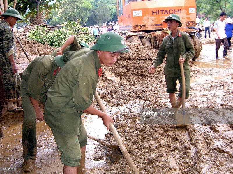 Lực lượng quân đội làm sạch bùn đất trên đường sau trận lũ quét gây ra bởi cơn bão Damrey (bão số 7) ở Cát Thịnh, Yên Bái ngày 30/9/2005. Trong đợt thiên tai này, riêng tỉnh Yên Bái có 50 người thiệt mạng. Hình ảnh nằm trong loạt ảnh  thiên tai ở Việt Nam được thực hiện bởi phóng viên của các hãng truyền thông quốc tế.