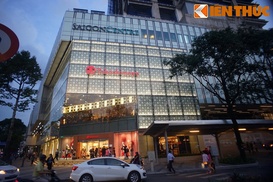  Trung tâm thương mại Saigon Center tọa lạc trên mảnh đất vàng của TP HCM, cách chợ Bến Thành chưa đến 200m với ba mặt tiền là các đường Lê Lợi, Nam Kỳ Khởi Nghĩa và Pasteur.