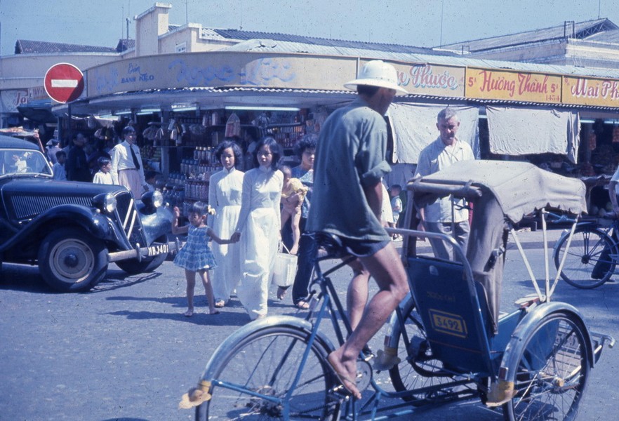 Bên ngoài chợ Bến Thành,  Sài Gòn năm 1963.