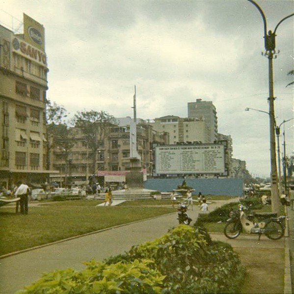 Công viên Đống Đa trước tòa Đô chính,  Sài Gòn năm 1970.