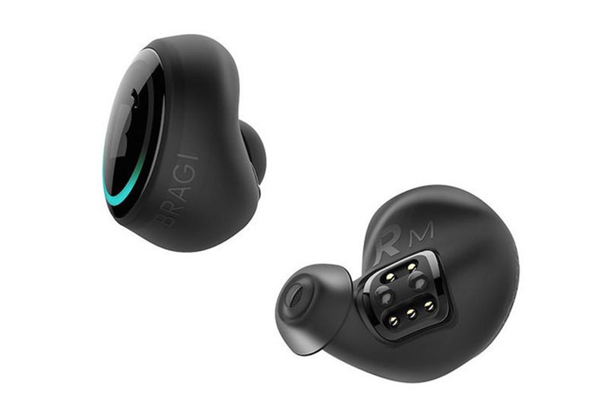  Bragi Dash (giá £250 - tương đương 7,2 triệu đồng). Bragi Dash được trang bị một cảm biến chuyển động để nhận diện được các cử chỉ của người dùng. Ví dụ như muốn nhận cuộc gọi thì chỉ cần gật đầu, lắc đầu để từ chối. Hãng cũng cung cấp ứng dụng cài trên smartphone để dùng Bragi Dash làm thiết bị theo dõi luyện tập và vận động.