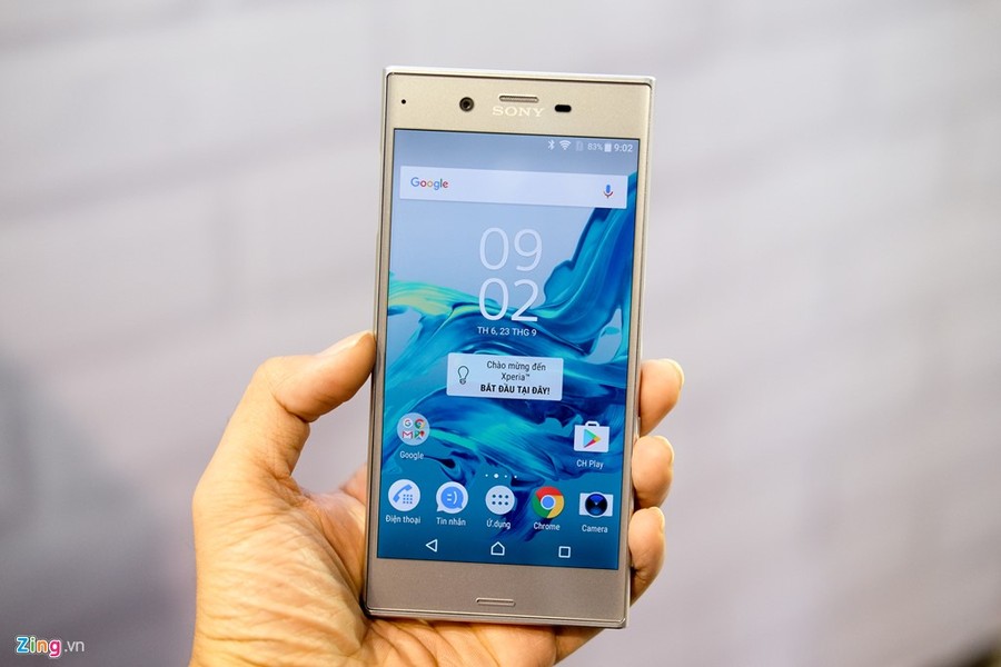 Tại sự kiện Sony Show 2016 đang diễn ra ở TP.HCM, hãng công nghệ Nhật Bản đã trình làng  Sony Xperia XZ, mẫu di động cao cấp nhất của mình, với mức giá 14,9 triệu đồng. Đây được cho là bất ngờ lớn bởi từ trước đến nay, Sony thường định vị sản phẩm cờ đầu của hãng ở tầm giá trên 18 triệu đồng, ngang ngửa với Samsung và Apple.