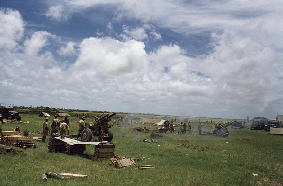 Trận địa pháo của quân Pháp ở phía Tây Nam Định,  Việt Nam năm 1954.