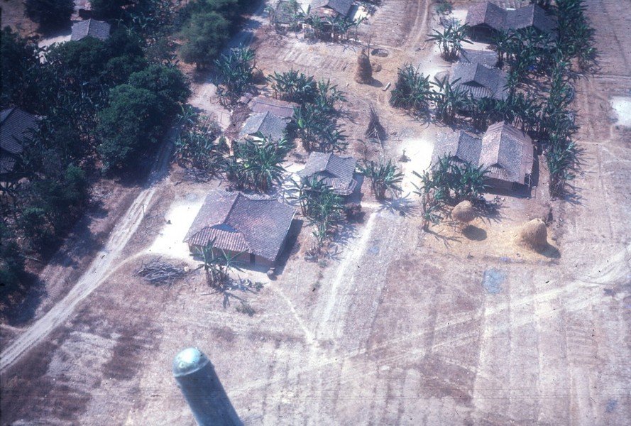 Một ngôi làng ở Phú Lợi, Bình Dương, miền Nam  Việt Nam năm 1967.