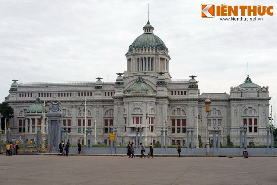 Tọa lạc tại Quảng trường Hoàng Gia ở trung tâm Bangkok,  cung điện Ananta Samakhom hay cung điện Chitralada là tuyệt tác kiến trúc bằng đá có một không hai của Thái Lan.