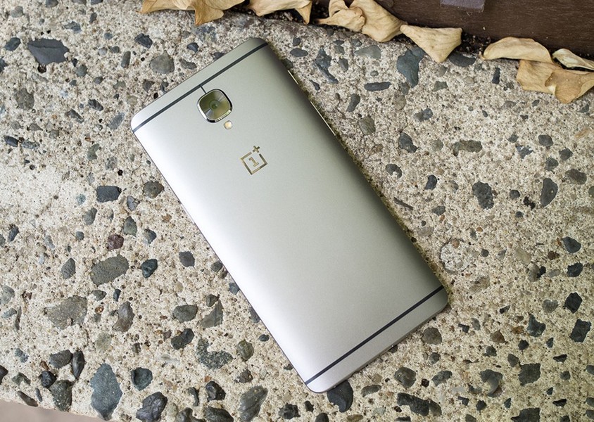  OnePlus 3: Trải qua 3 thế hệ, OnePlus 3 cho thấy sự trưởng thành: Nó sở hữu thiết kế láng mịn bằng chất liệu cao cấp, loại bỏ hình thức mua bằng thư mời rắc rối. Model này có thể không sở hữu tính năng nào đặc biệt nhưng chỉ với mức giá 400 USD - bằng nửa các đối thủ, nó đã có thể mang lại hiệu năng mạnh mẽ bậc nhất. OnePlus 3 chạy chip Snapdragon 820, RAM lên đến 6 GB, hệ thống camera nhanh và chất lượng tốt. Thật khó để loại bỏ model này khỏi danh sách những smartphone tốt nhất thế giới.