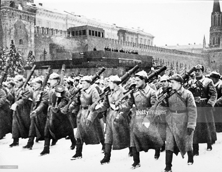 Đầu tháng 11/1941, quân Đức đã tiến sâu vào lãnh thổ Liên Xô và liên tục ném bom oanh kích Moscow. Ở một số vị trí, quân Đức chỉ cách Moscow khoảng 25-30 km. Trước tình thế ngàn cân treo sợi tóc, Liên Xô vẫn quyết định tổ chức lễ duyệt binh kỷ niệm  Cách mạng tháng Mười  Nga vào ngày 7/11 tại Quảng trường Đỏ như truyền thống bao năm trước đó.