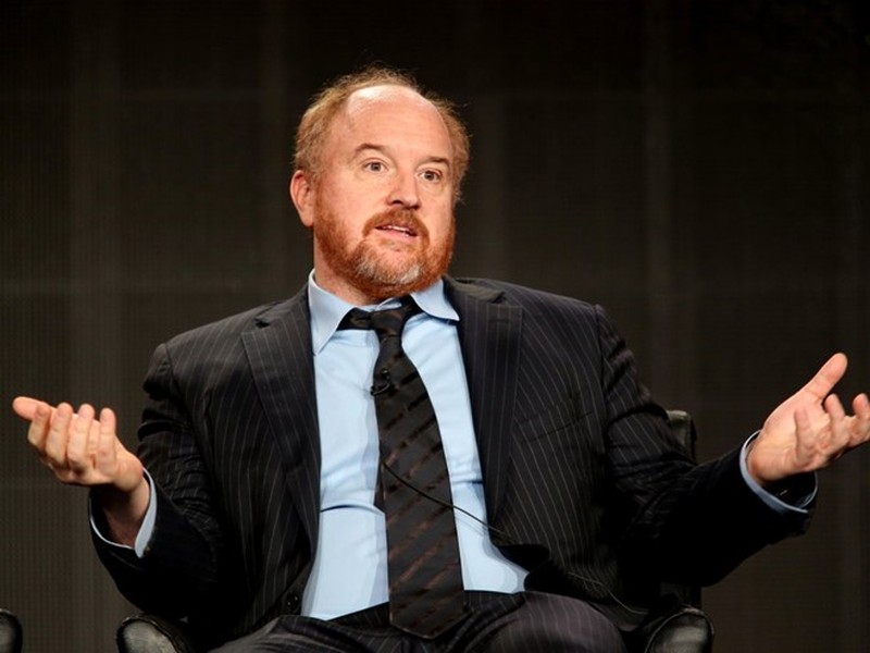  Louis C.K - Trong cuộc phỏng vấn gần đây của “Tonight Show”, danh hài đã chia sẻ với Jimmy Fallon rằng ông đã chính thức “tuyệt giao” với Internet một tháng trước, và không có kế hoạch sử dụng lại trong tương lai. Louis từng phản đối việc quá phụ thuộc vào điện thoại di động trong cuộc sống hàng ngày vì chúng khiến mọi người trở nên xa cách và thiếu đi sự cảm thông.