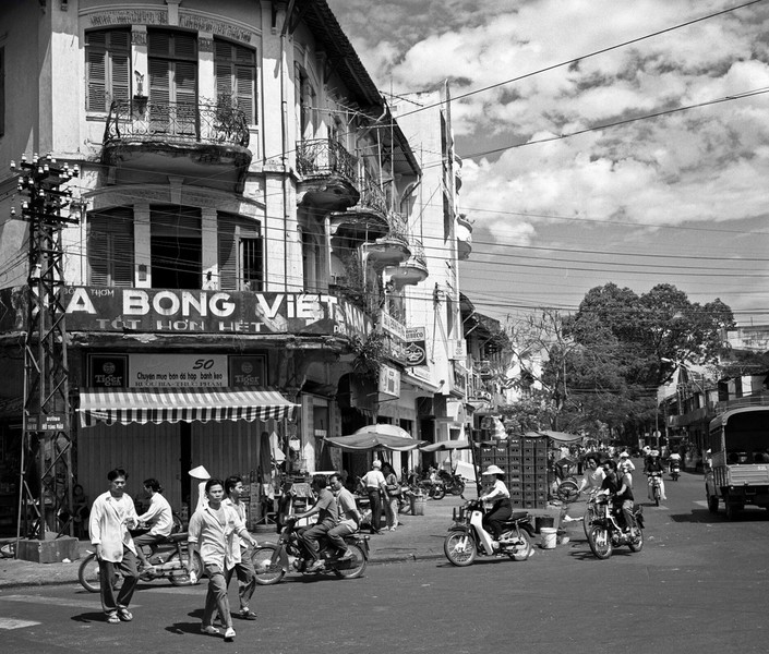 Giao lộ Hàm Nghi - Hồ Tùng Mậu, Sài Gòn năm 1996. Hình ảnh nằm trong loạt ảnh  Sài Gòn thập niên 1990 do nhiếp ảnh gia người Mỹ Mike Huddleston đăng tải trên trang web Huddlestongallery.com