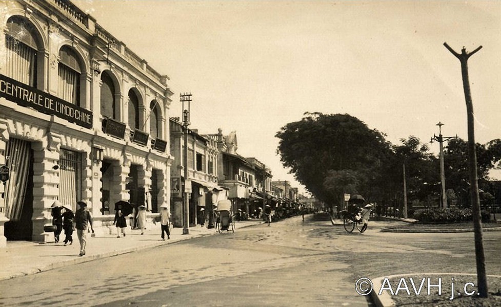 Dãy nhà thuốc trên đại lộ Paul Bert (nay là đường Trần Hưng Đạo), ngay lối vào cầu Trường Tiền, 1938. Hình ảnh nằm trong loạt ảnh về  Huế thời thuộc địa do trang mạng Hiệp hội bằng hữu Huế xưa của Pháp (Aavh.org) đăng tải.