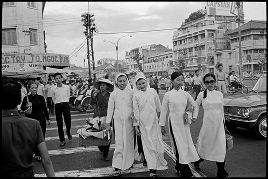 Những người  phụ nữ Sài Gòn qua đường ở ngã ba Phan Bội Châu - Lê Lợi., 1972. Ảnh: A. Abbas