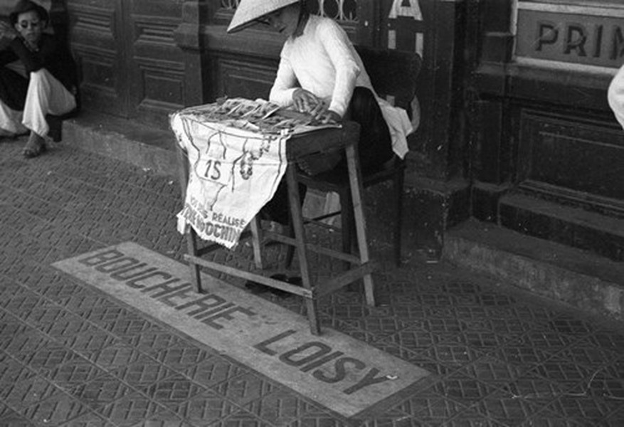 Quầy vé số trên  vỉa hè Hà Nội, 1940. Ảnh: Harrison Forman