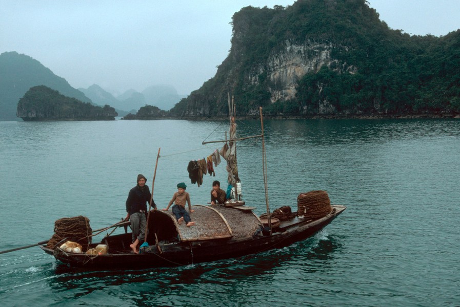 Thuyền chài trên vịnh Hạ Long, Quảng Ninh năm 1994. Loạt ảnh do phóng viên người Pháp Bruno Barbey của tổ chức nhiếp ảnh quốc tế Magnum thực hiện.