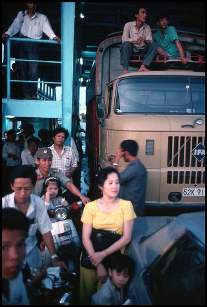 Trên phà Cần Thơ năm 1994, nay đã được thay thế bằng cầu Cần Thơ. Ảnh: Harry Gruyaert - Magnumphotos.com