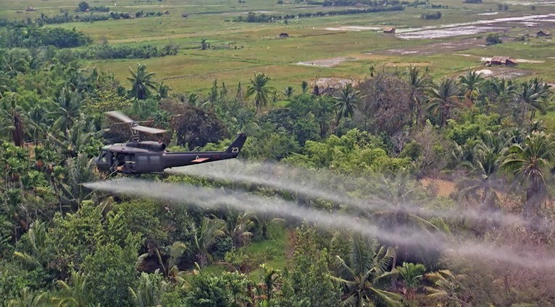 Chất độc da cam là tên gọi của một loại chất thuốc diệt cỏ và làm rụng lá cây được quân đội Mỹ sử dụng như một thứ  vũ khí hóa học nhằm hủy diệt các khu vực trú ẩn của quân đội Giải phóng thời kỳ chiến tranh Việt Nam. Đây cũng là một chất độc hóa học có thể tác động hết sức khủng khiếp đến sức khỏe con người trong nhiều thế hệ. Ảnh: Bộ Quốc phòng Mỹ.