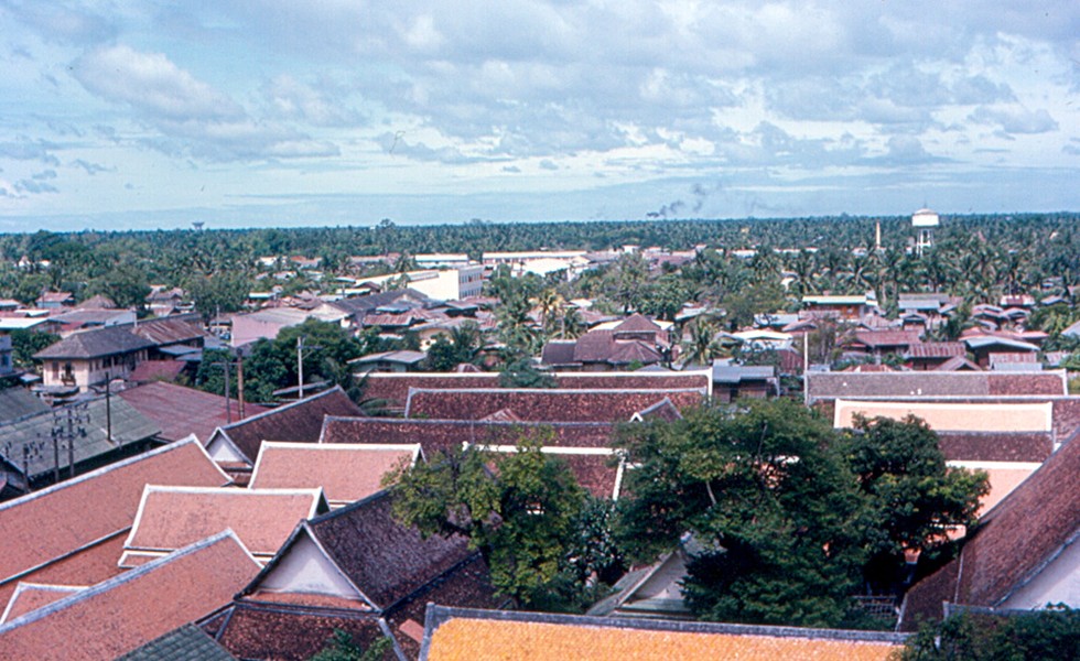 Khu vực Tây Nam  Bangkok năm 1967. nhìn từ tháp chùa Wat Arun. Ảnh: Roger W.