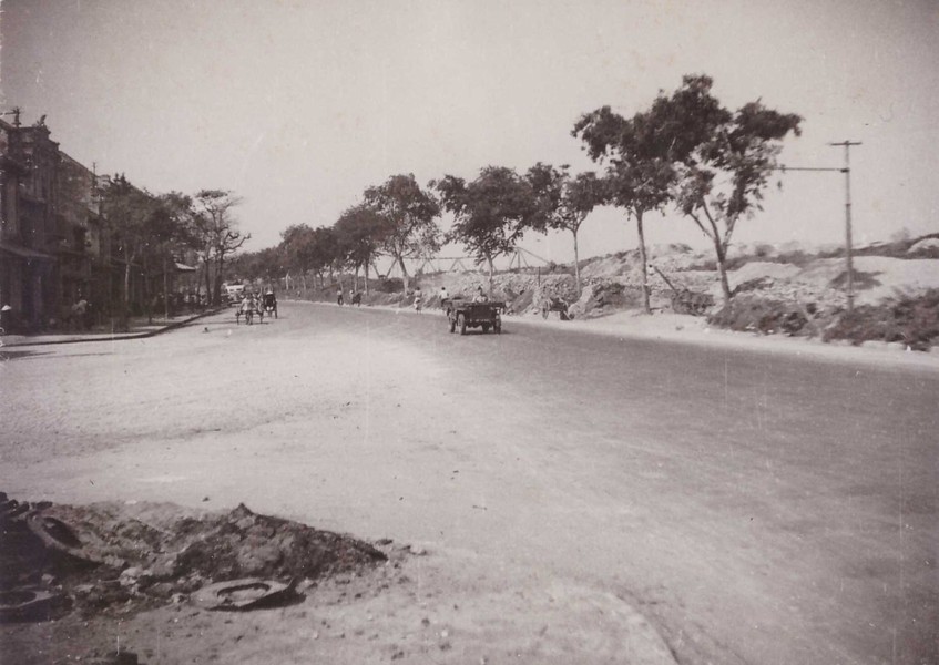 Trên đường ven đê sông Hồng, chụp từ gầm cầu Long Biên,  Hà Nội năm 1950. Ảnh: Robert Tison.