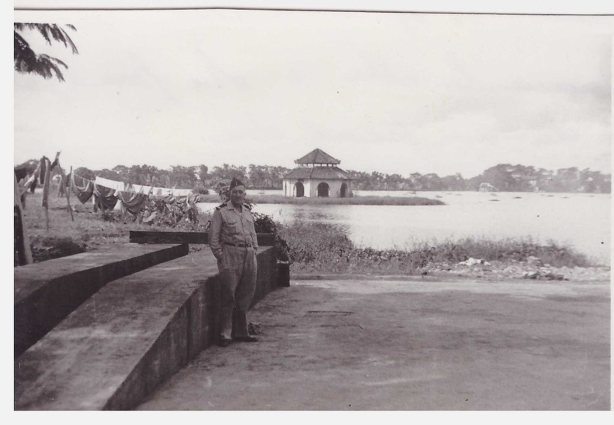 Một góc hồ Tây,  Hà Nội năm 1950. Ảnh: Robert Tison.