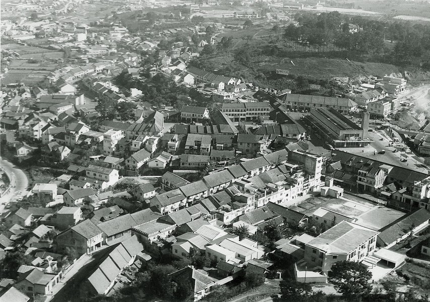 Khu vực trung tâm  Đà Lạt năm 1966. Rạp Hòa Bình (ngày nay là rạp 3/4) nằm ở bên phải. Ảnh: Ross Evans.