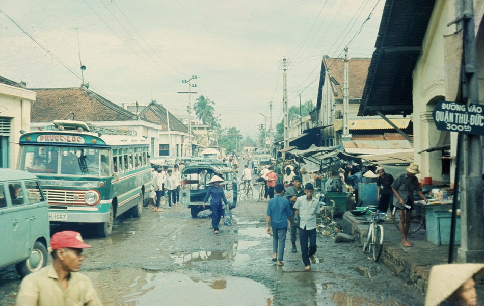 Phía ngoài chợ Thủ Đức,  Sài Gòn năm 1969. Ảnh: Photolib.noaa.gov.