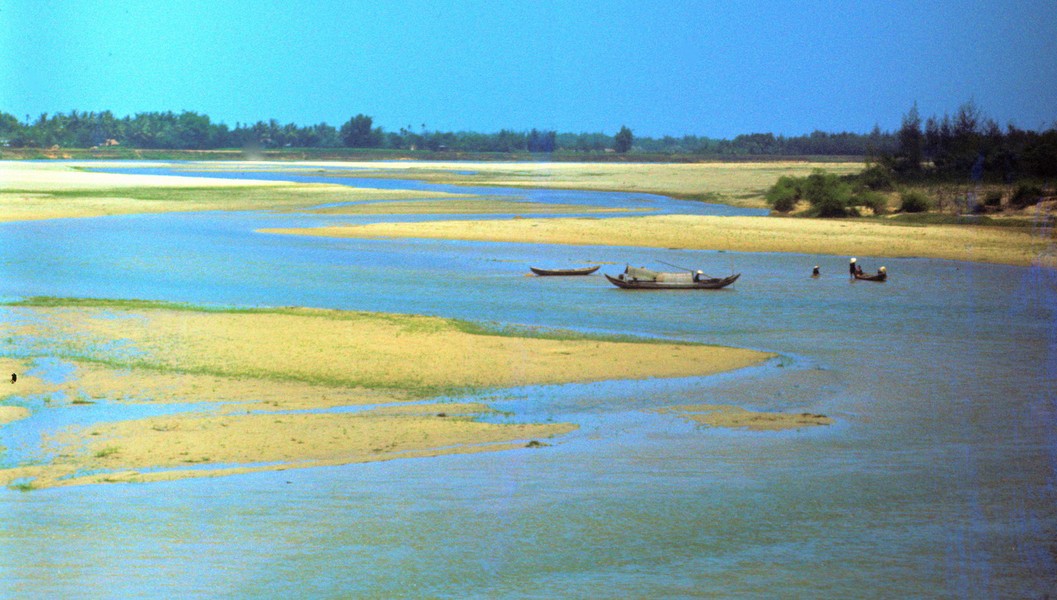 Những con thuyền nhỏ của ngư dân trên một khúc sông ở  Quảng Ngãi năm 1967. Ảnh: Arty611.smugmug.com.