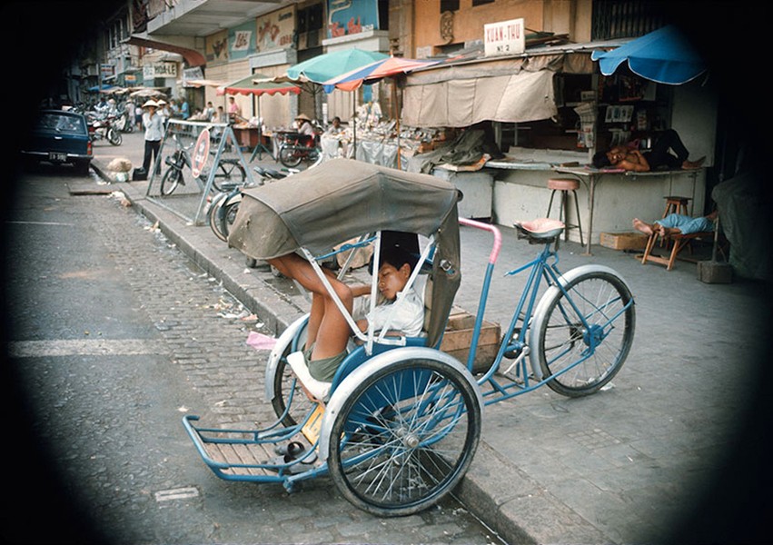 Cậu bé ngủ trên chiếc xích lô ở vỉa hè đại lộ Lê Lợi,  Sài Gòn năm 1969. Ảnh: Cwbarrett.com.