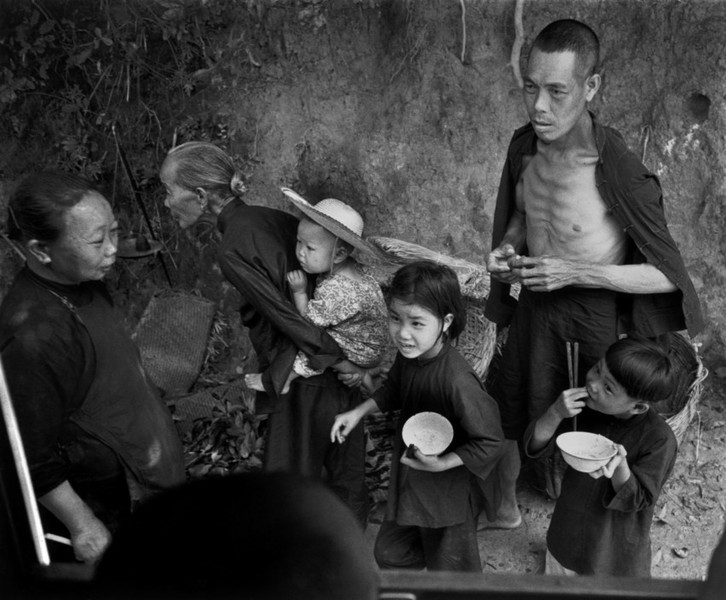 Các thành viên của một gia đình di tản đến Hong Kong từ Thượng Hải. Ảnh: Werner Bischof/ Magnum Photos.