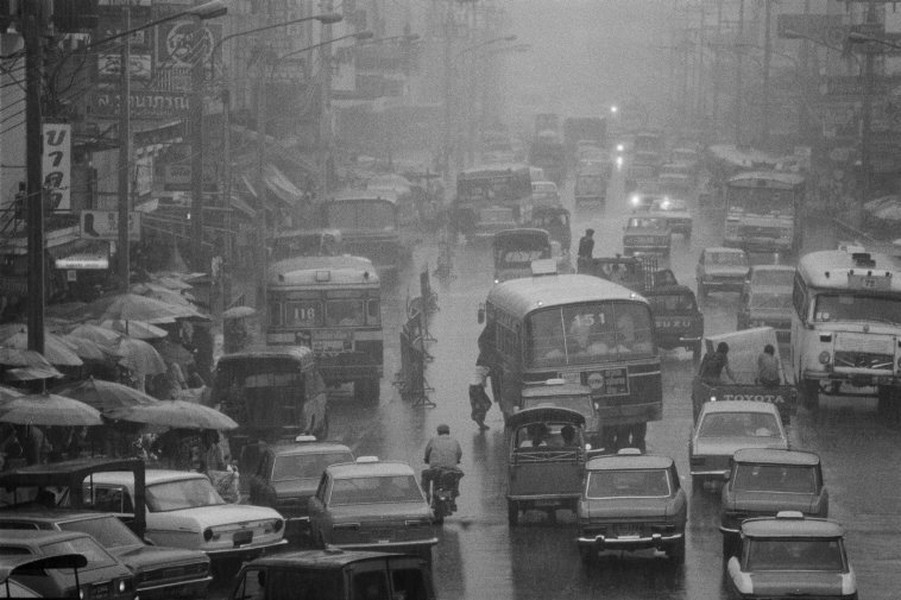 Đường phố  Bangkok năm 1976 dưới một cơn mưa nặng hạt. Ảnh: Hiroji Kubota/ Magnum Photos.