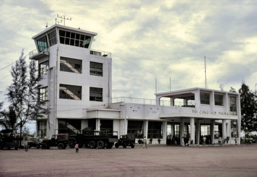 Ga hành khách ở sân bay Phú Bài,  Huế năm 1967. Ảnh: Edward Palm.