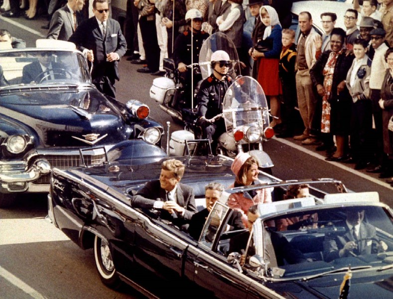  Tổng thống John F. Kennedy, Đệ nhất phu nhân Jacqueline Kennedy và Thống đốc bang Texas John Connally đi trên chiếc limousine trước khi ông Kennedy bị ám sát ở Dallas, Texas, ngày 22/11/1963. John F. Kennedy, tổng thống Mỹ thứ 35, bị bắn chết khi đi qua đám đông ở Dallas trên chiếc limousine mui trần.