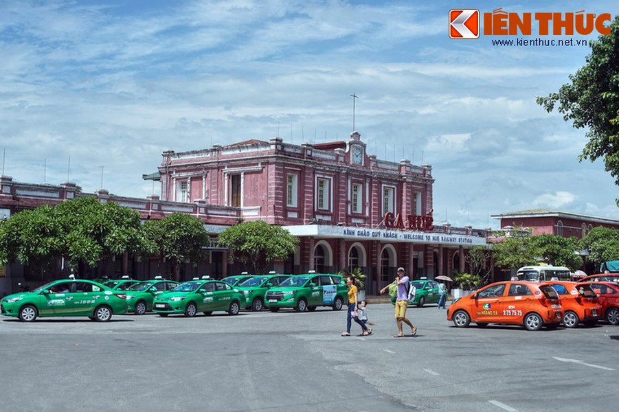 Tọa lạc tại phường Phường Đúc của thành phố Huế,  ga Huế một trong những nhà ga có lịch sử lâu đời nhất Việt Nam.