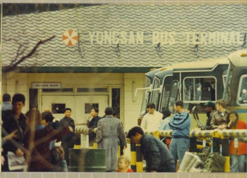 Tại trạm xe buýt Yongsan ở  Seoul cuối thập niên 1970. Ảnh: Bob Flickr.