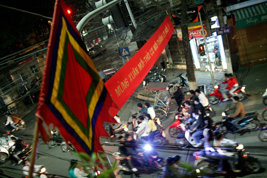 Phố Hàng Gai ở Hà Nội trong dịp  Tết Nguyên đán Đinh Hợi năm 2007. Ảnh: John Vink/Magnum.