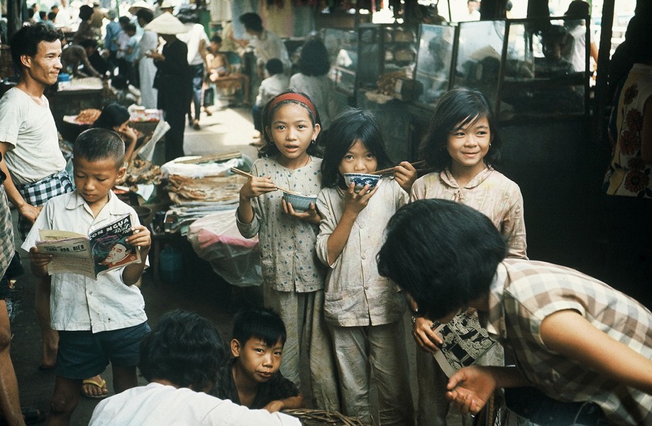 Trẻ em trong mọt khu chợ ở  Sài Gòn năm 1966. Ảnh: Geheugenvannederland.nl