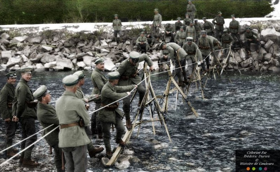 Cây cầu dã chiến được  lính Đức dựng tại một con suối ở Alpenkorps, 1915. Ảnh: Duriez Frédéric Flickr.