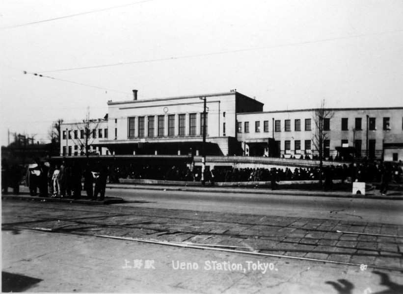 Nhà ga Ueno, Tokyo năm 1946, một năm sau khi  Thế chiến II kết thúc. Ảnh: M20wc51.