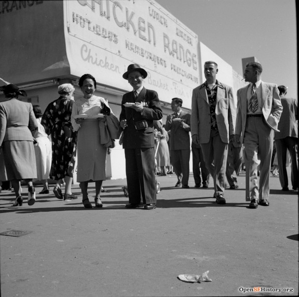 Các đại biểu  người Việt ghé thăm công viên giải trí Playland at the Beach ở ở San Francisco năm 1951. Ảnh: Opensfhistory.org.