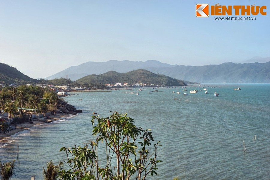 Nằm giữa vịnh Nha Trang và vịnh Vân Phong, cách trung tâm Nha Trang khoảng 12 km về phía Bắc,  vịnh Nha Phu còn được là đầm Nha Phu, là một địa điểm du lịch tuyệt vời mà du khách không nên bỏ qua ở thành phố biển nổi tiểng miền Trung.