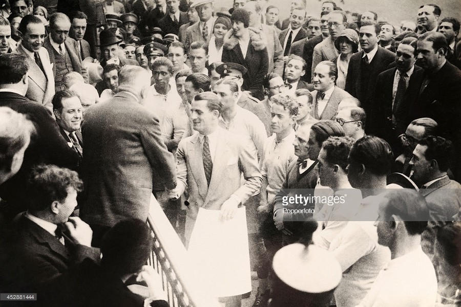 Đội chủ nhà Uruguay do đội trưởng Jose Nasazzi dẫn đầu được Chủ tịch FIFA Jules Rimet chào đón trong lễ khai mạc  World Cup 1930 tại sân vận Centenario ở Montevideo, ngày 18/7/1930. Ảnh: Getty.