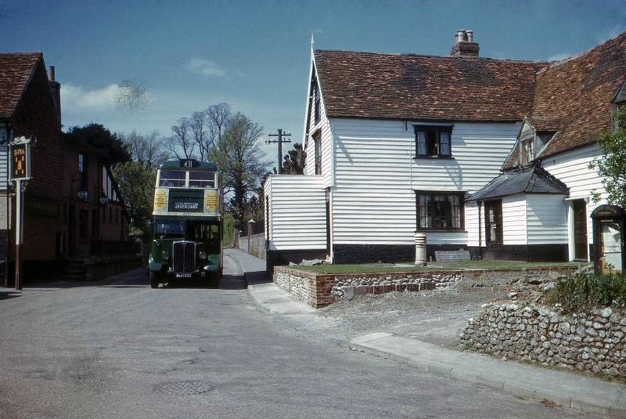 Chiếc xe buýt hai tầng chạy qua một ngôi nhà ở khu Chelsfield, Đông Nam  London thập niên 1950. Ảnh: Hardwicke Knight.