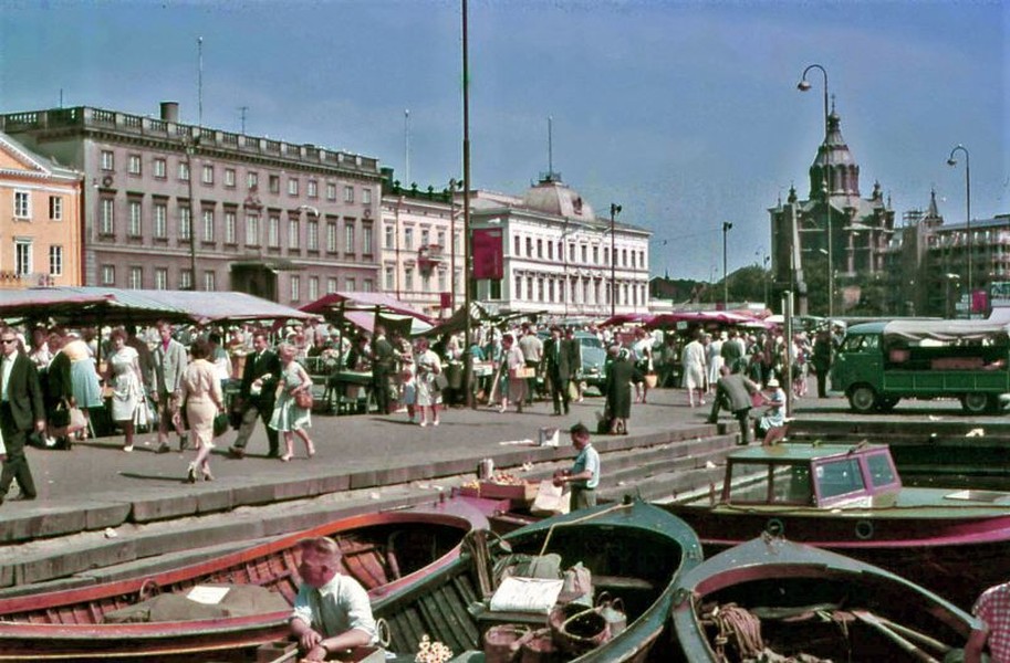 Cảnh họp chợ ở quảng trường trung tâm thành phố Helsinki,  Phần Lan năm 1961. Ảnh: Vintag.